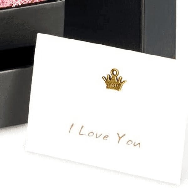 Handgeschriebene Grußkarte 'I Love You' an der BoxBloom Jahrestag-Geschenkbox