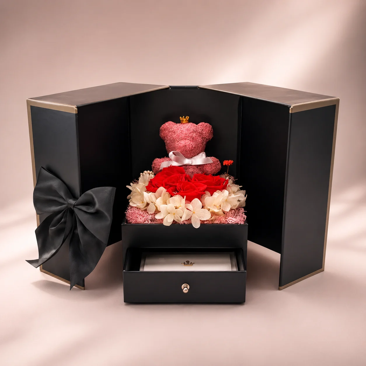 BoxBloom Geschenkbox mit geöffneten Flügeltüren, konservierten Rosen und rosa Bär mit Krone